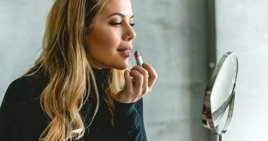 ما تخليش حر الصيف يبوظ مكياجك.. 5 حيل سريعة لإنقاذه فى دقائق